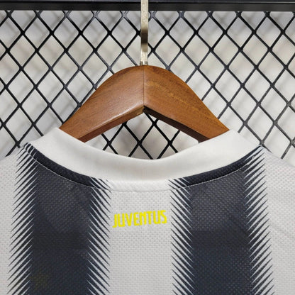 Retro Juventus Home Kit 11/12 Football Jersey